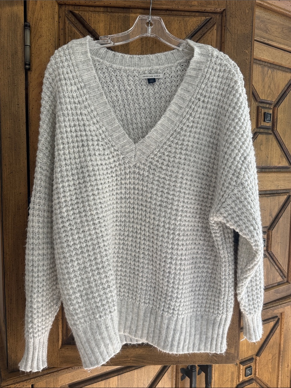 American Eagle Outfitters Cream V-Neck Waffle Knit Sweater Size M